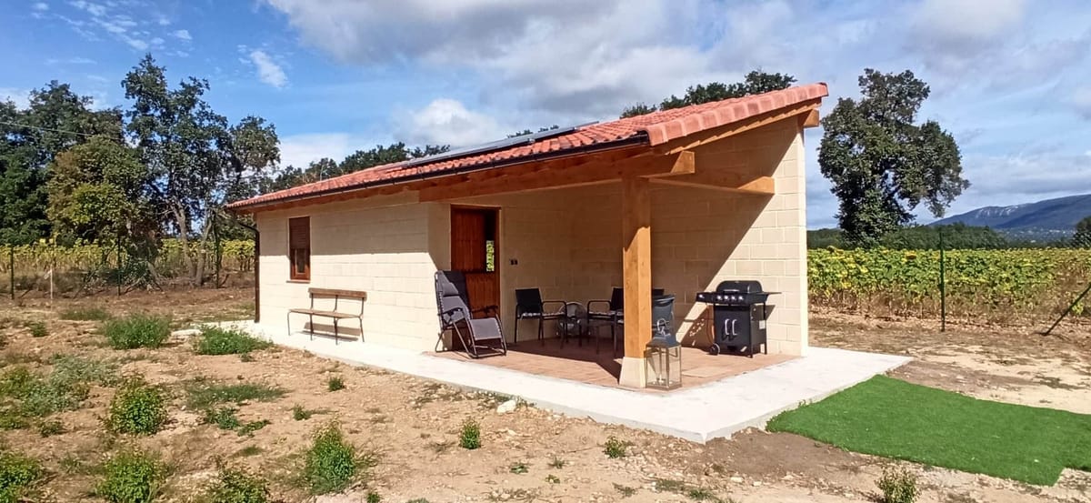 Construcción de merendero exterior por Llanos Verdes