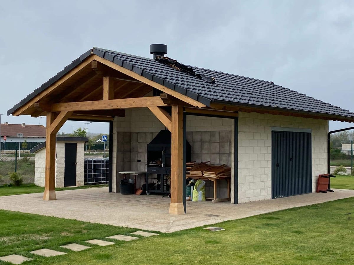 Casa de nueva construcción en Merindades por Llanos Verdes, fachada de piedra y revoco