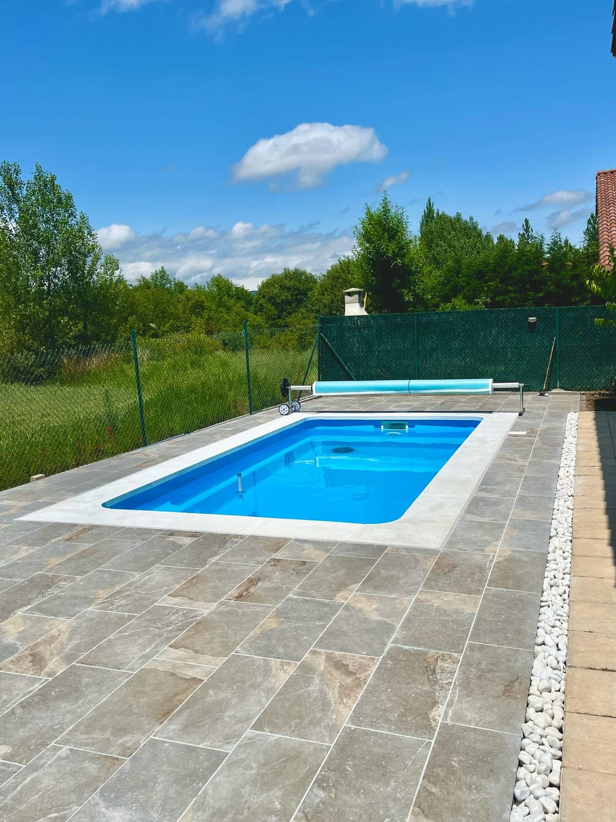 Construcción de piscina exterior y terraza por Llanos Verdes